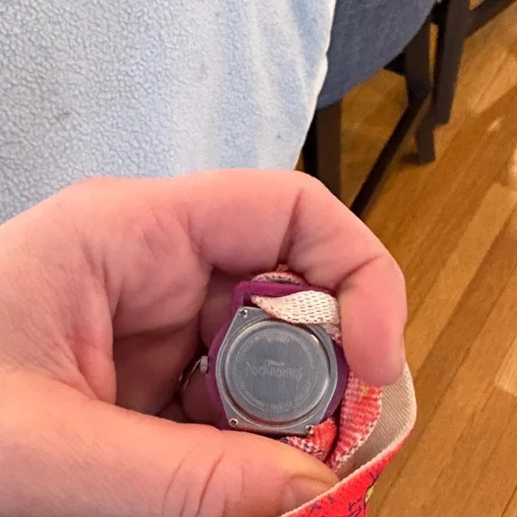 Disney vintage Red Kids' Watch with Pocahontas Design - Picture 2 of 2